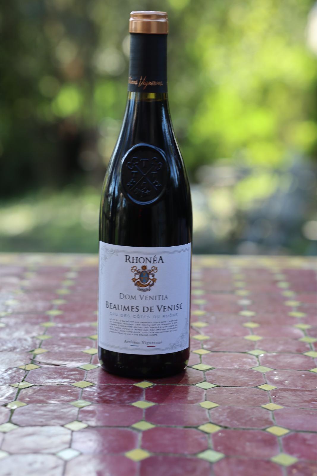 The form of the bottle is similar to the Gigondas bottle with the coat of arms.