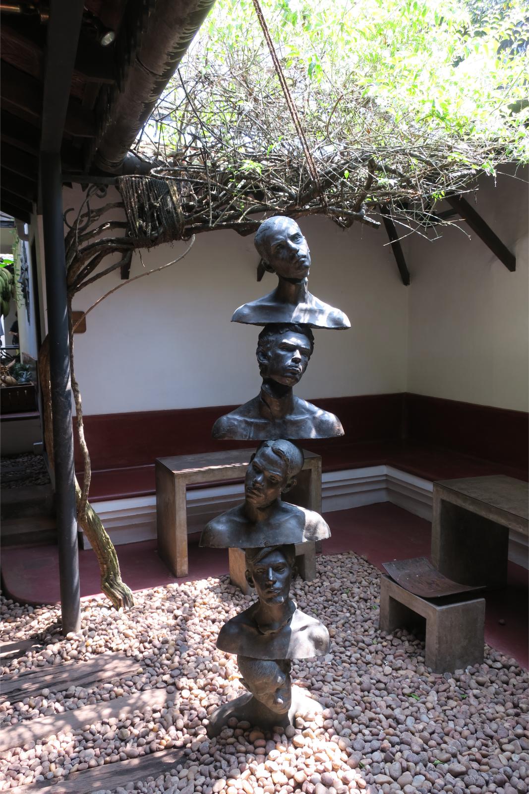 Kashi Arte Cafe Burger St Kochi Heads Statue